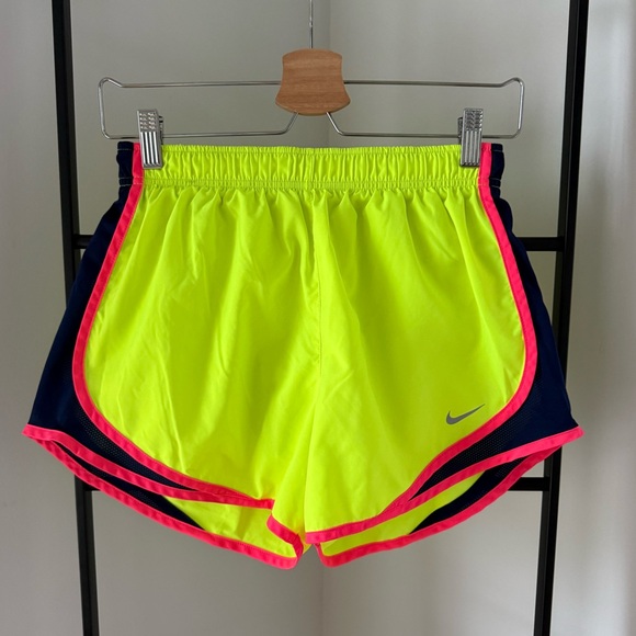 Bundle of 4 Women’s Nike Shorts, size M - Picture 6 of 9